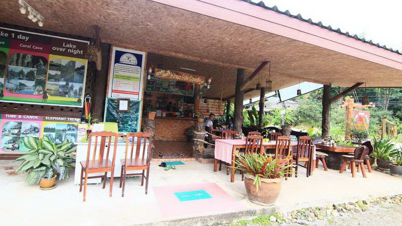 Khao Sok Country Resort has their own restaurant and comfortable rooms with mountain views and air-conditioned rooms with FREE WiFi